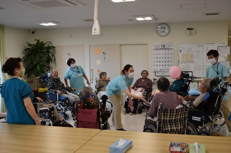 デイルームで風船バレー