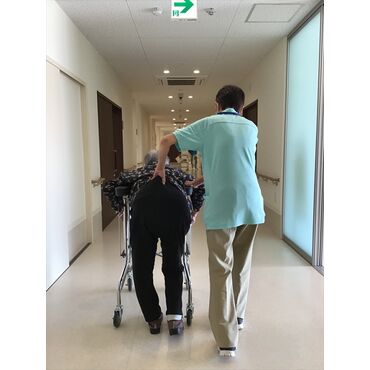 介護スタッフとお部屋まで歩行訓練する入所者様