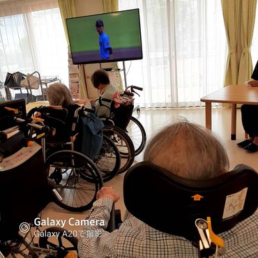デイサービスで野球観戦